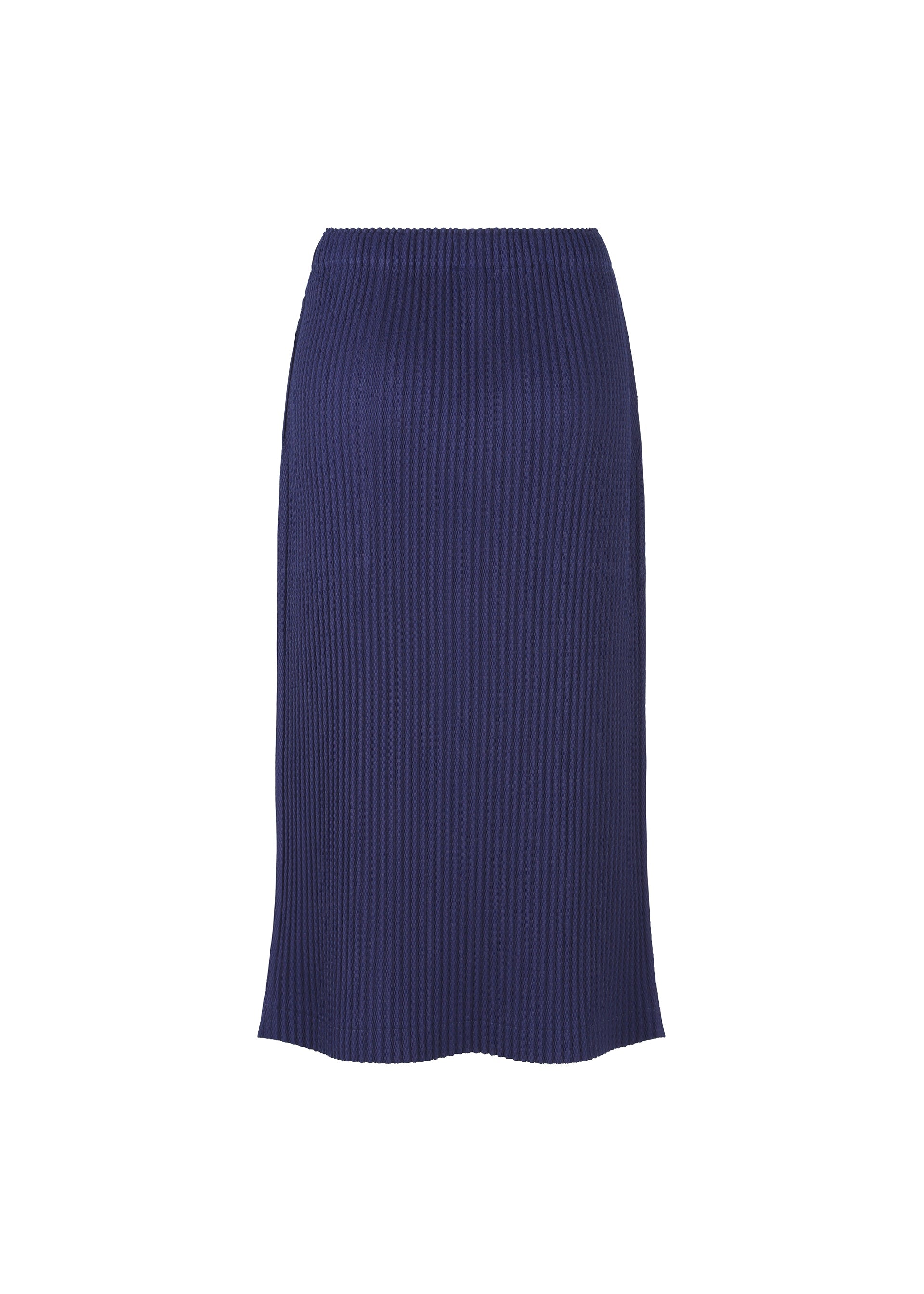 Zoomed view The WARM MESH PLEATS skirt by me ISSEY MIYAKE is a navy blue, knee-length piece with a straight cut and elastic waistband, offering warmth and style against a plain white background.