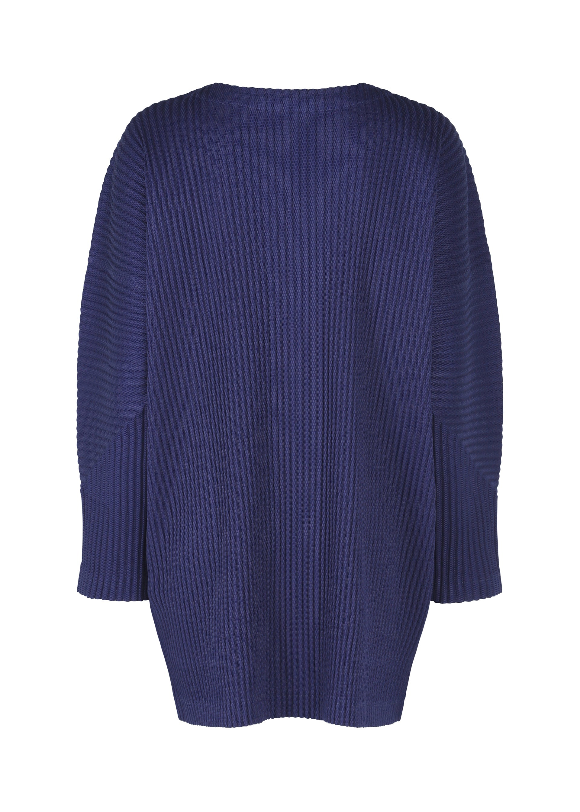 Zoomed view The WARM MESH PLEATS cardigan by me ISSEY MIYAKE is shown from the back, featuring long sleeves, navy ribbed knit, a relaxed fit, and straight hem for thick mesh-like comfort.
