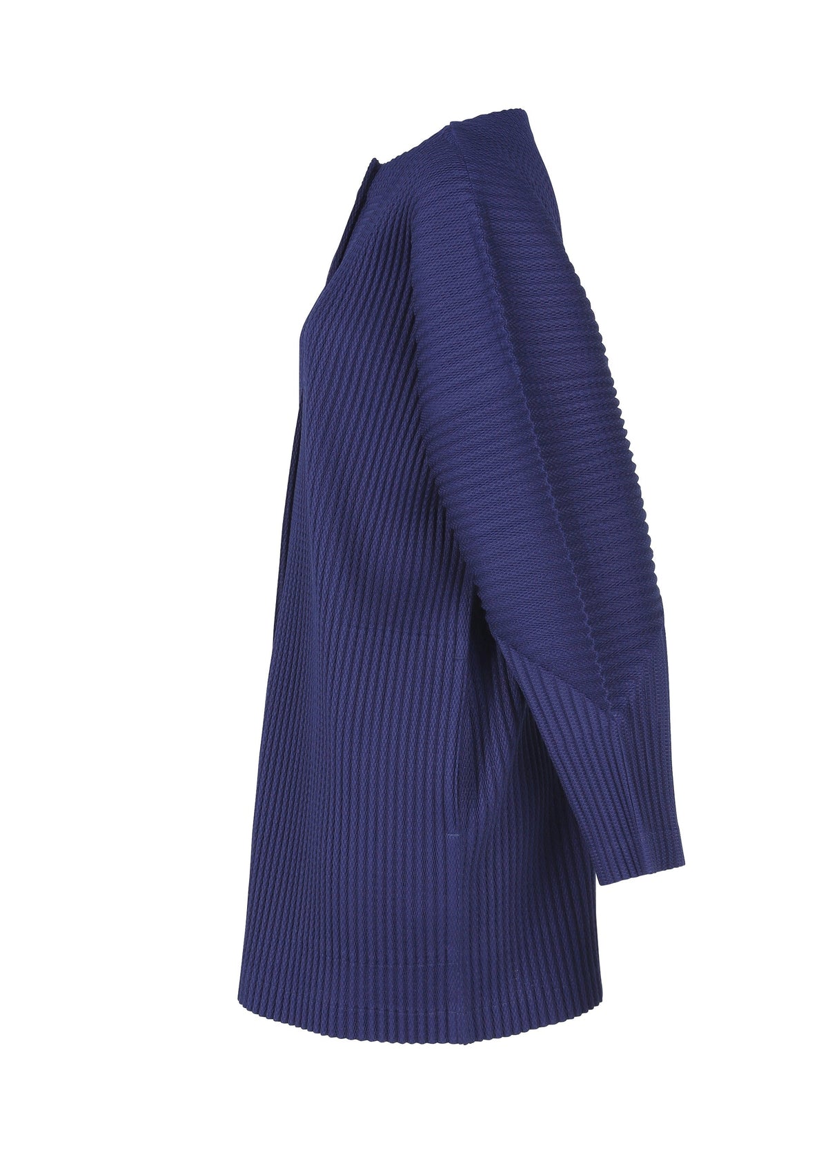 Side view of the WARM MESH PLEATS long-sleeved cardigan by me ISSEY MIYAKE in dark blue, featuring a ribbed, textured pattern and a straight, relaxed fit, displayed on a white background. view 5 of 7