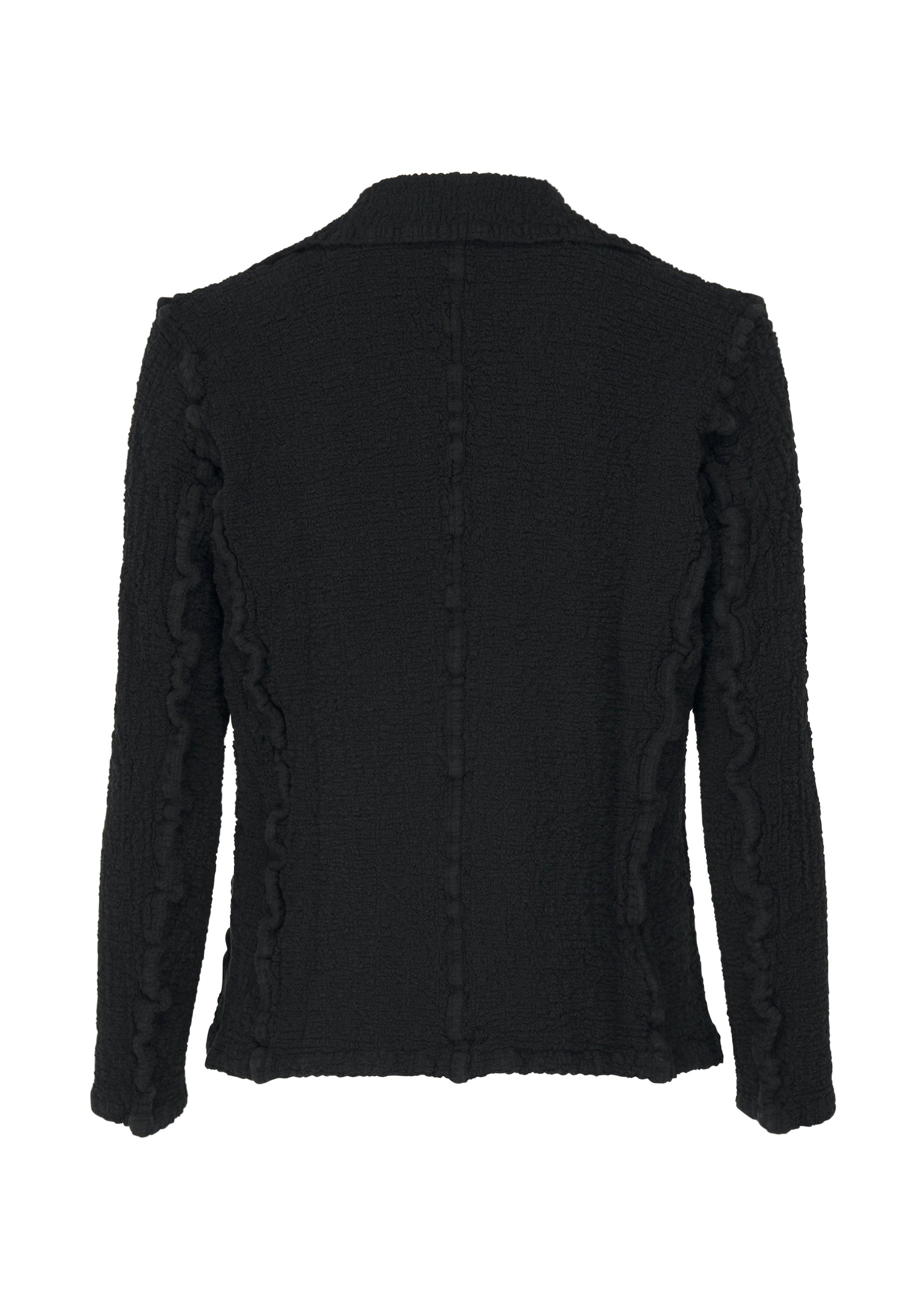 Zoomed view The CAULIFLOWER JACKET by me ISSEY MIYAKE is shown from the back in black textured fabric, featuring visible seam details and a slightly tailored long-sleeve fit for a modern look.