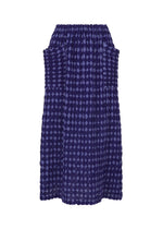 The DIAMOND FLOCKY CAULIFLOWER skirt by me ISSEY MIYAKE is a knee-length cotton piece with a dark and light blue geometric checkered pattern, elastic waistband, side pockets, and subtle flock printing for texture. - BLUE-HUED （no.78）