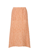 The SURPRISE BOX PRINT CAULIFLOWER skirt by me ISSEY MIYAKE features light peach cotton with a crinkled texture, straight A-line silhouette, and subtle white pigment printing—ideal for both casual and semi-formal occasions. - PEACH-HUED （no.38）
