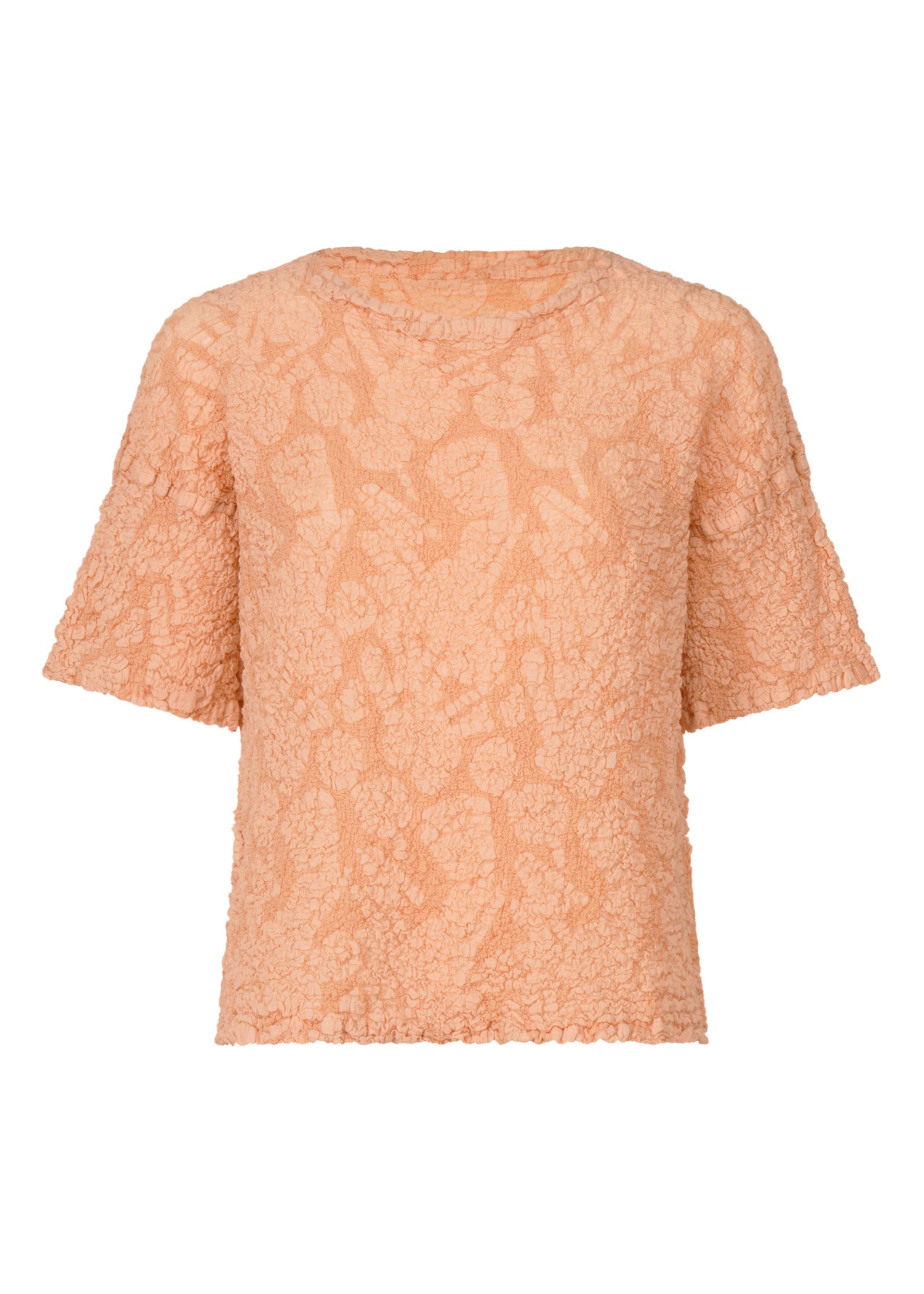 Zoomed view The SURPRISE BOX PRINT CAULIFLOWER by me ISSEY MIYAKE is a peach short-sleeved cotton top with a crinkled, cauliflower-inspired floral pattern and subtle white prints, shown against a plain white background. - PEACH-HUED （no.38）