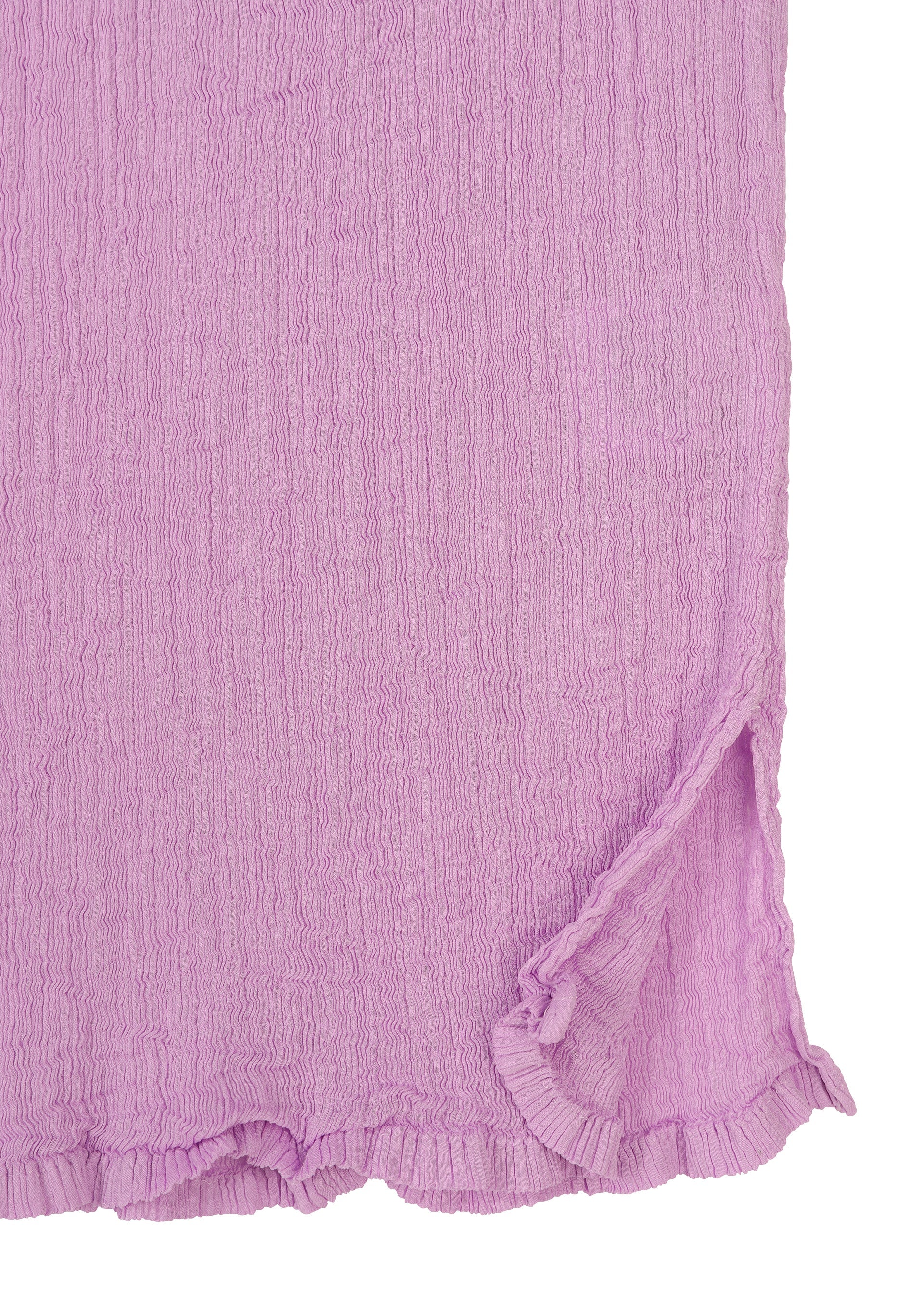 Zoomed view Close-up of the SEE-THROUGH CREPE COLOR top by me ISSEY MIYAKE in textured light purple, featuring garment-dyed crinkled fabric, a round neck, short sleeves, a ruffled hem, and a small side slit for added tactile appeal.