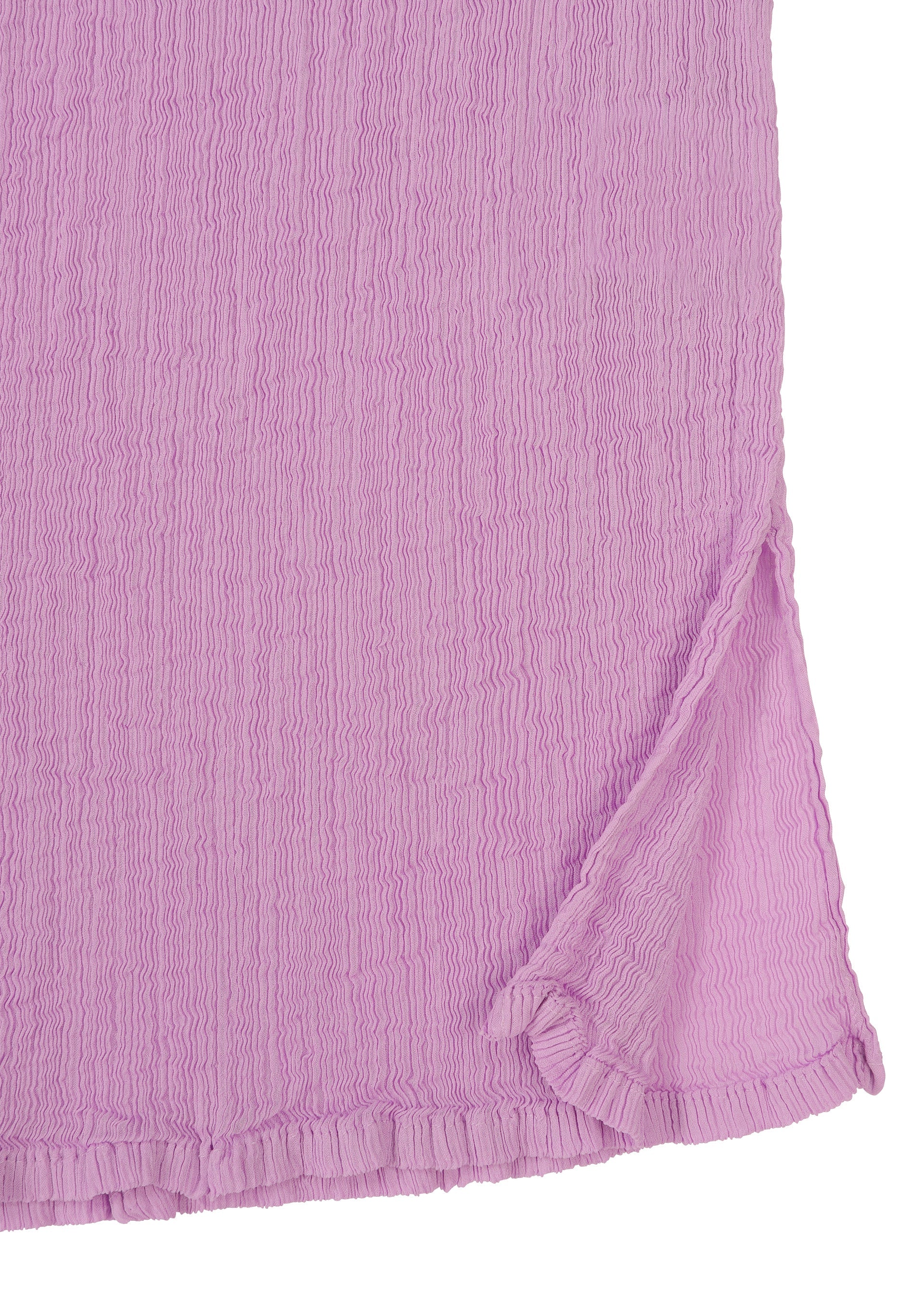 Zoomed view A detailed look at the lilac SEE-THROUGH CREPE COLOR by me ISSEY MIYAKE, featuring crinkled, garment-dyed fabric with a small side slit—ideal for a lightweight cardigan style.