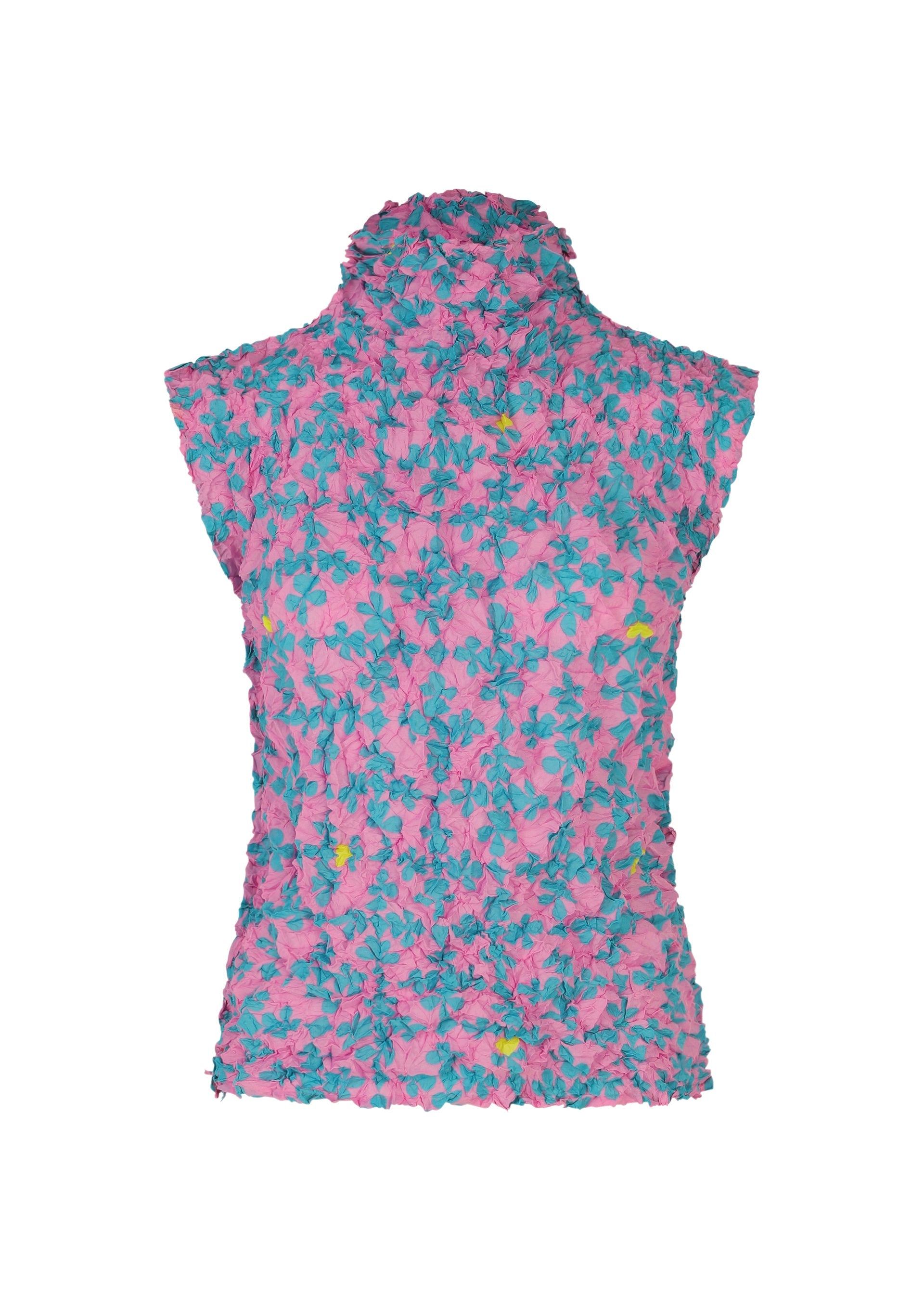 Zoomed view The SUIT MERINGUE TOP by me ISSEY MIYAKE is a high-neck, sleeveless top with a crushed pleat finish, featuring a pink base with an all-over blue floral pattern and subtle yellow accents on a white background. - PINK-HUED （no.28）
