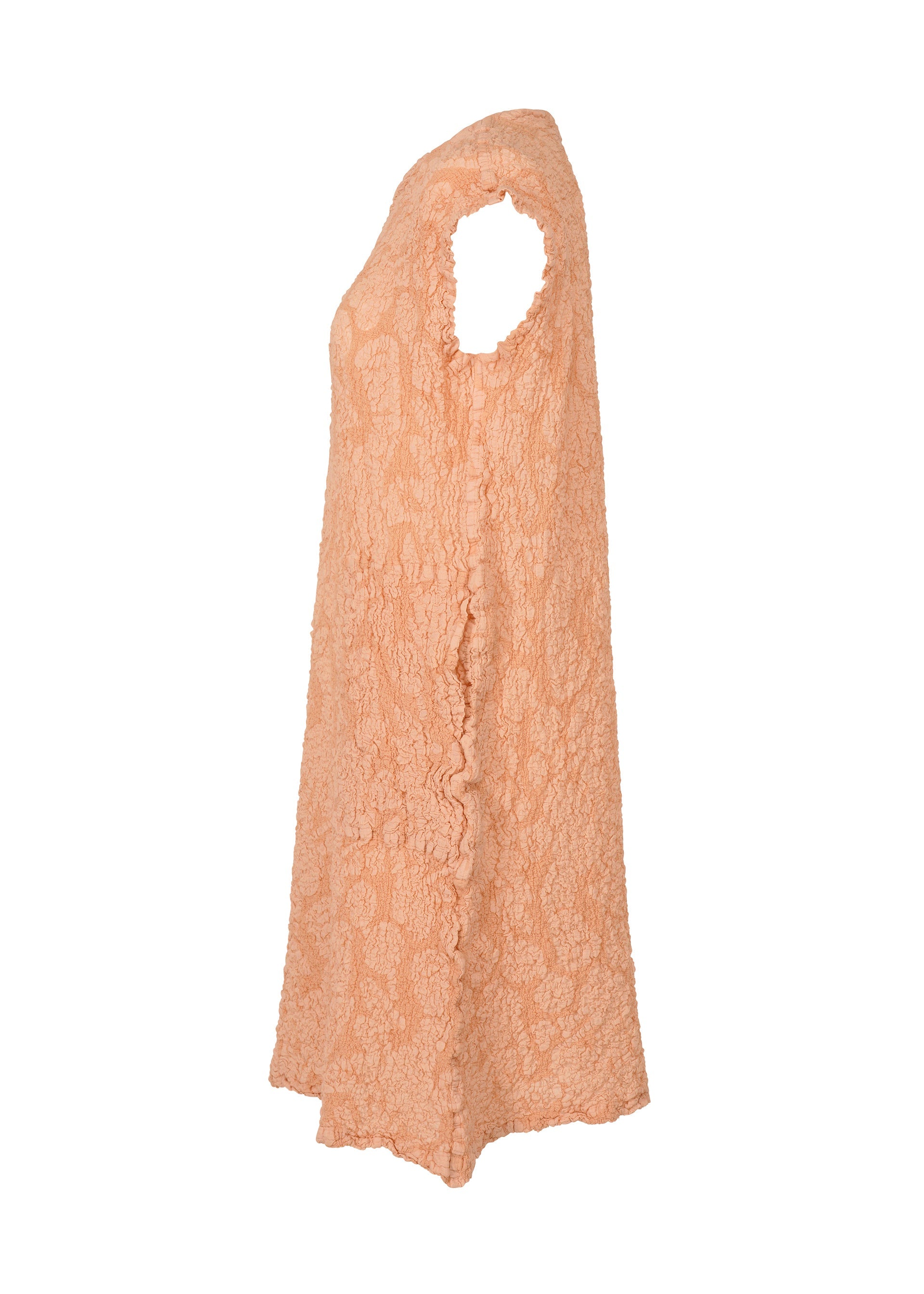 Zoomed view The SURPRISE BOX PRINT CAULIFLOWER tunic by me ISSEY MIYAKE is sleeveless, peach-colored, and made of textured crinkled cotton with a loose A-line silhouette and scalloped edges, shown side view on a white background.