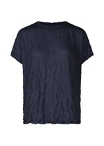 The MERINGUE T-SHIRT by me ISSEY MIYAKE is a crinkled navy blue short-sleeve polyester jersey top with a round neckline and cotton-like feel, shown against a white background. - NAVY （no.75）