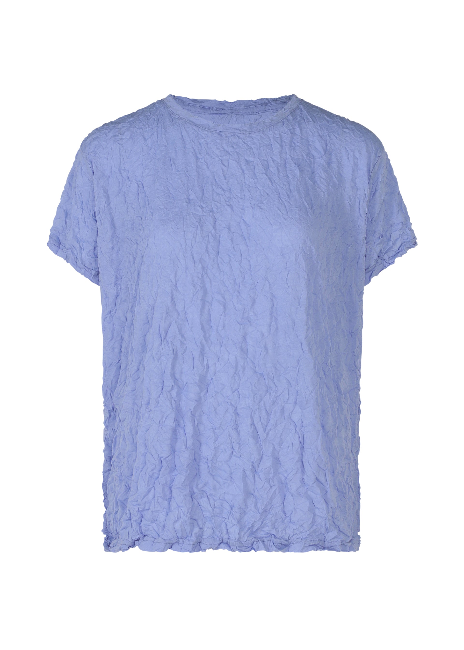 Zoomed view The MERINGUE T-SHIRT by me ISSEY MIYAKE is a light purple, short-sleeve top with a crinkled, textured finish and cotton-like feel, shown against a white background. - LAVENDER （no.80）