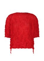 The KALEIDOSCOPE LACE MERINGUE top by me ISSEY MIYAKE features bright red, crinkled crushed pleats, a round neckline, elbow-length sleeves, irregular hem and sleeve edges, a relaxed fit, and slightly sheer, wrinkled fabric. - RED （no.24）