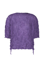 The KALEIDOSCOPE LACE MERINGUE by me ISSEY MIYAKE is a textured purple top with crushed pleats, half-length sleeves, and a loose fit, shown against a white background. - VIOLET （no.82）