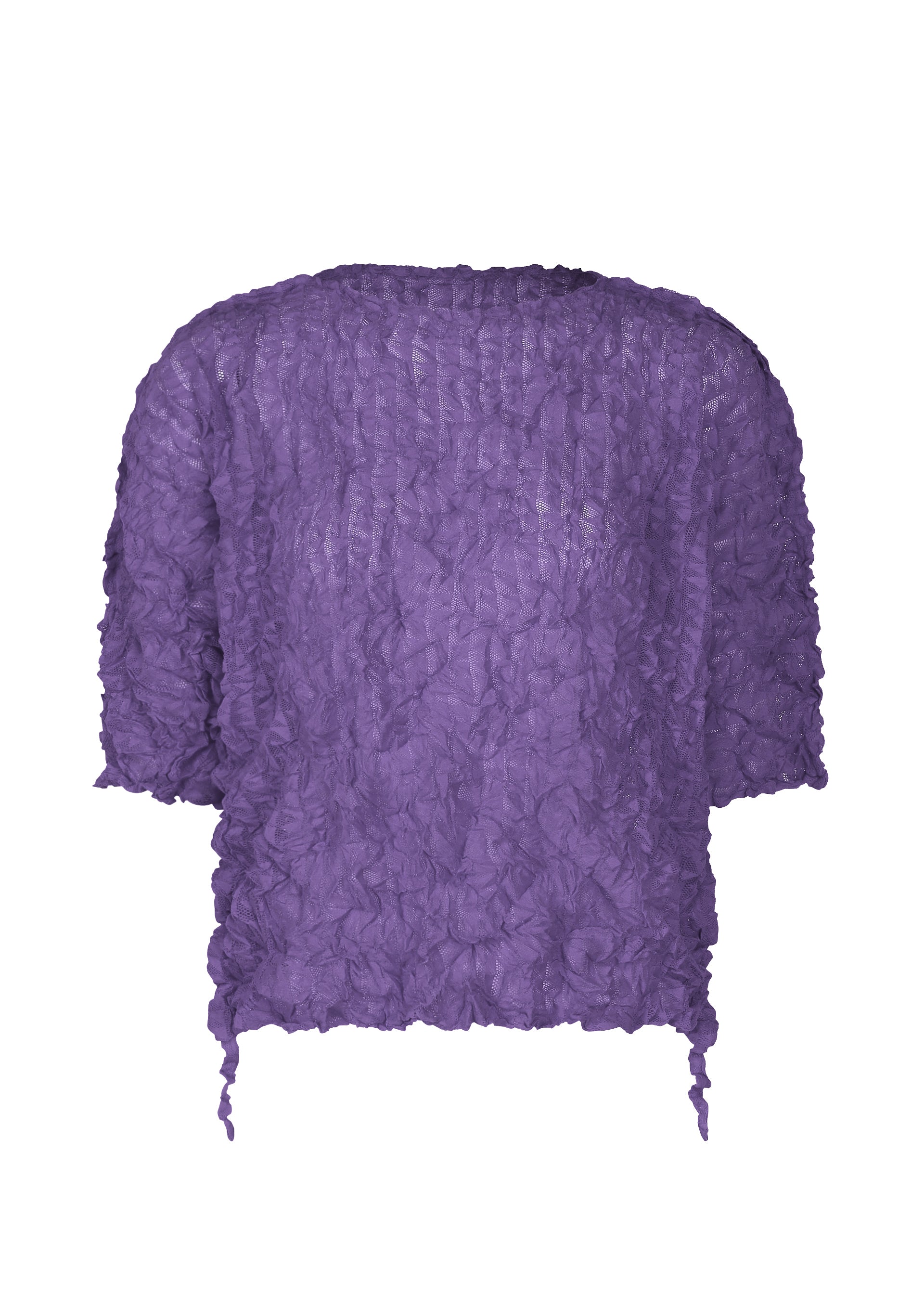 Zoomed view The KALEIDOSCOPE LACE MERINGUE by me ISSEY MIYAKE is a textured purple top with crushed pleats, half-length sleeves, and a loose fit, shown against a white background. - VIOLET （no.82）