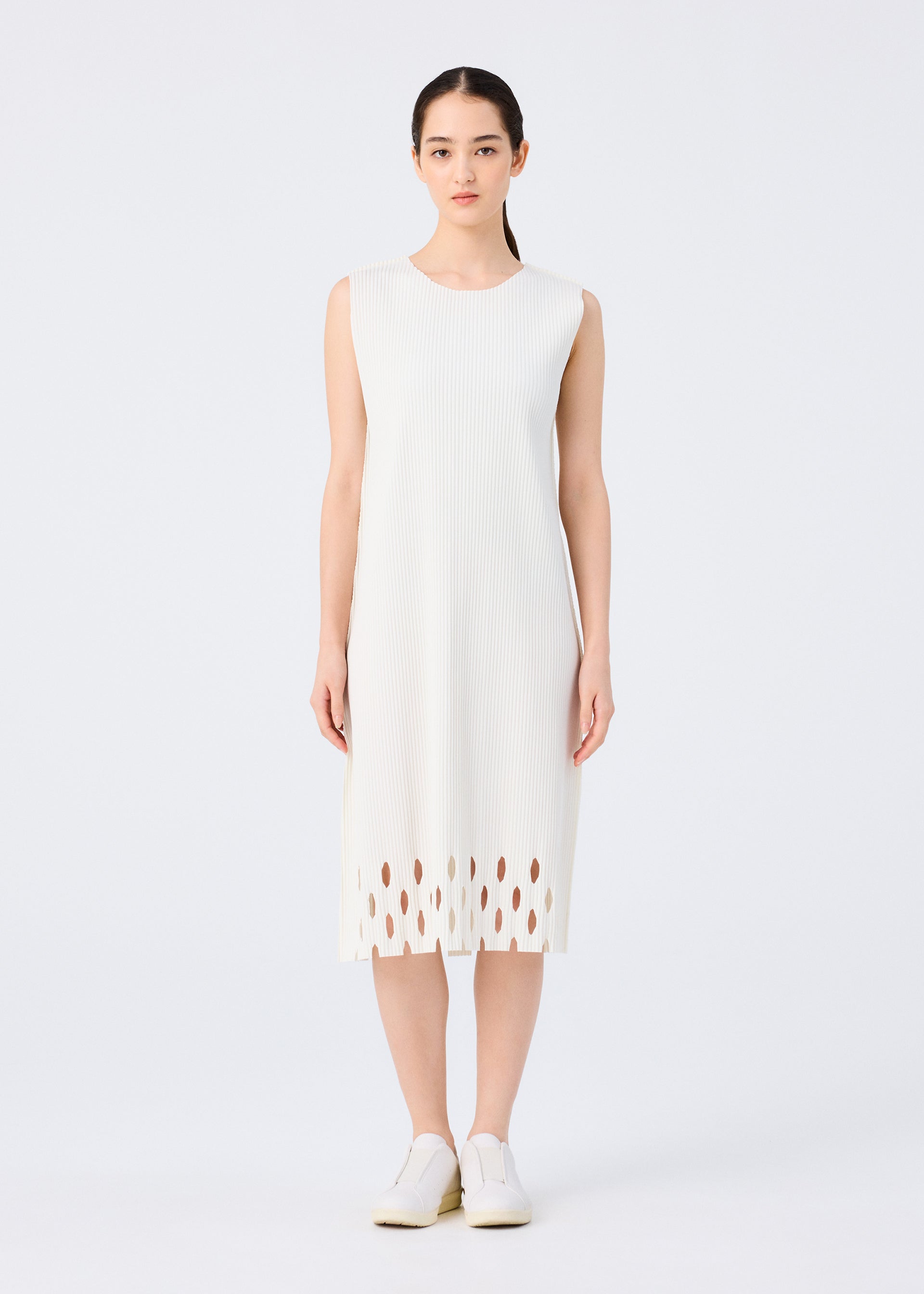 WOMEN / DRESSES – ISSEY MIYAKE ONLINE STORE