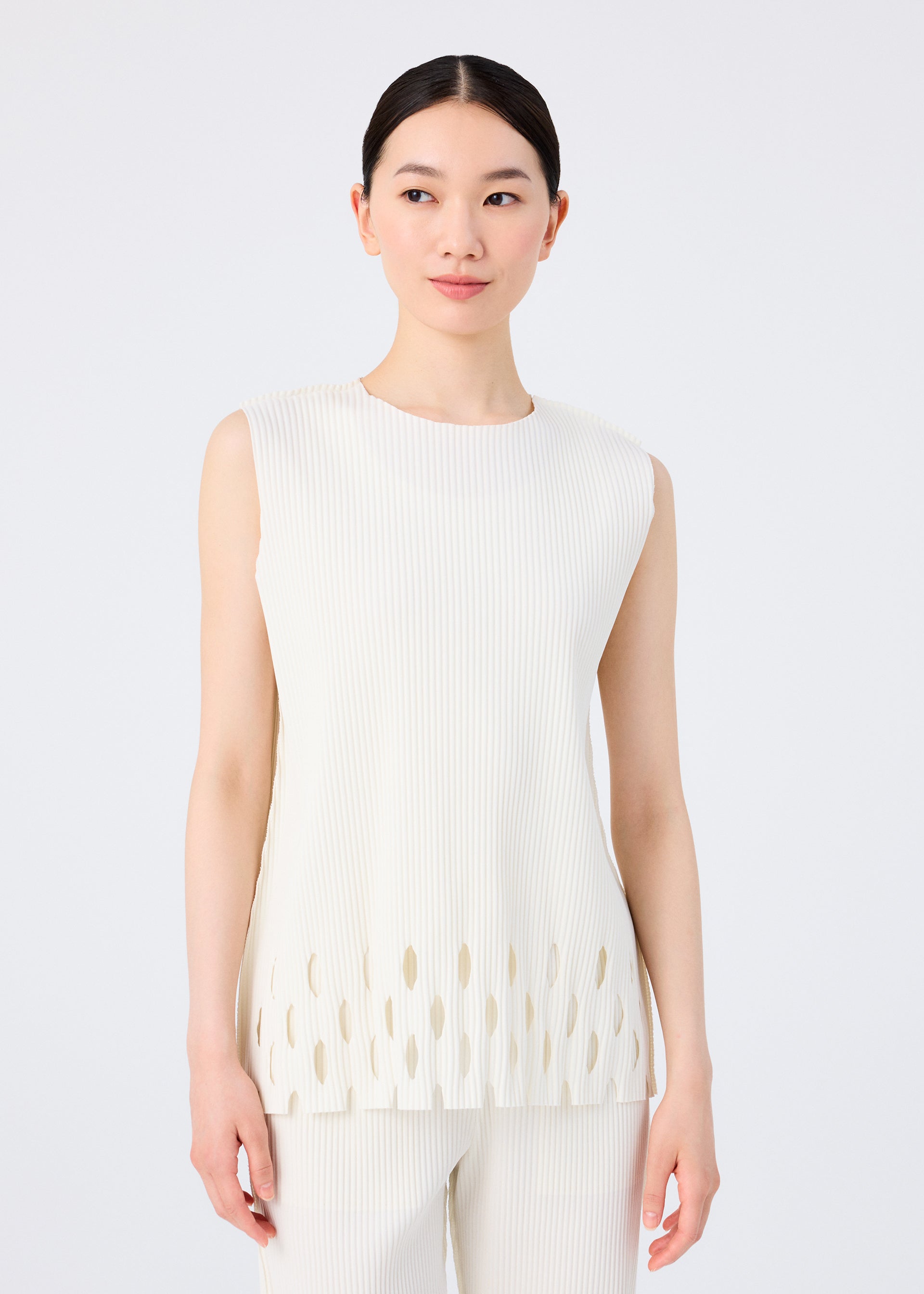 ISSEY MIYAKE イッセイミヤケ スプラッシュ コットン サイドギャザープルオーバーチュニック 3/ホワイト ネイビー【2400012873797】 イッセイ ミヤケ（ISSEY MIYAKE）2025年春夏コレクション〇2025年春夏