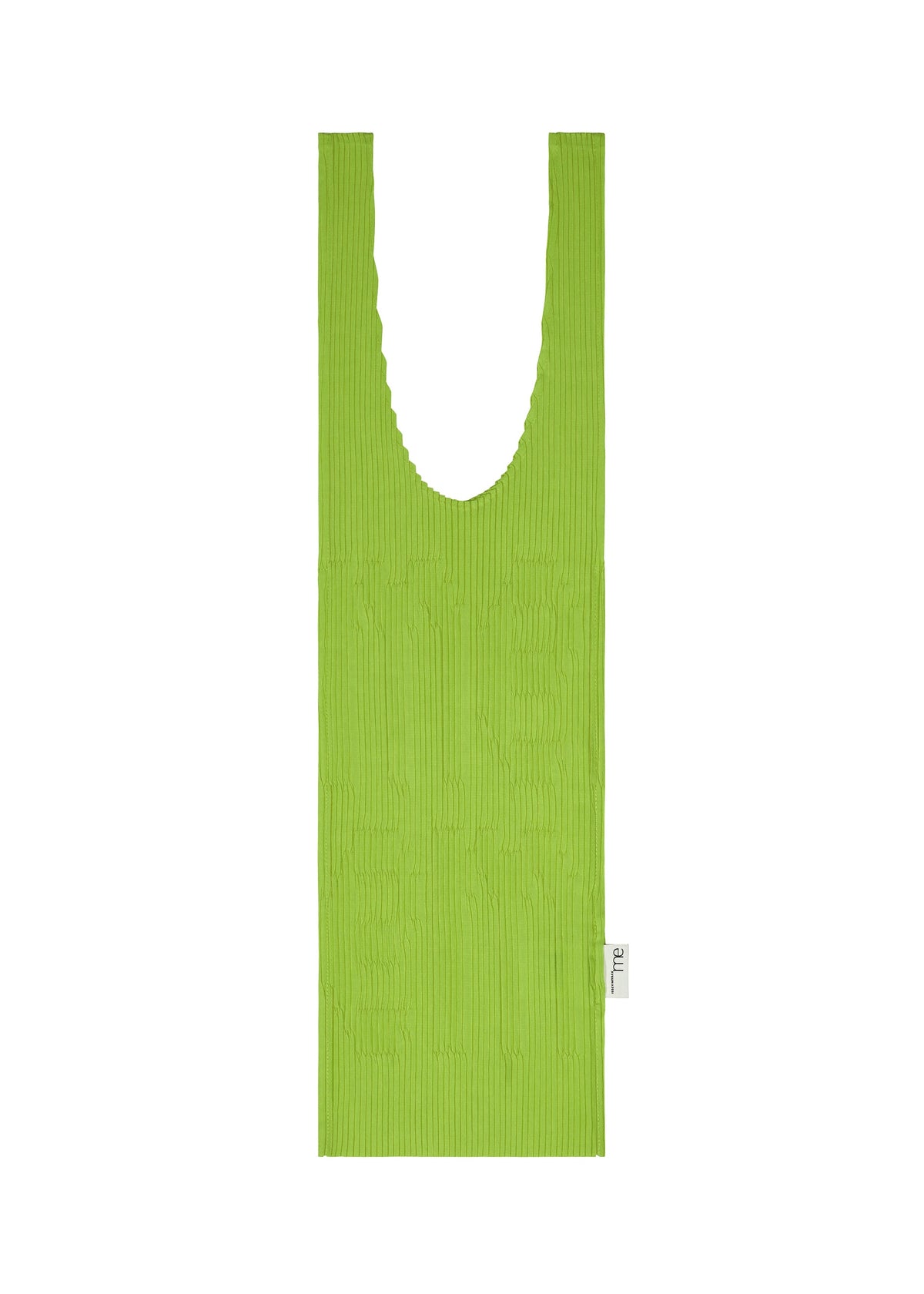 Zoomed view A flat, bright green LOGO PLEATS BAG by me ISSEY MIYAKE featuring pleated, ribbed texture, scalloped top edge, and a small white brand tag on the bottom right side. - GREEN （no.62）