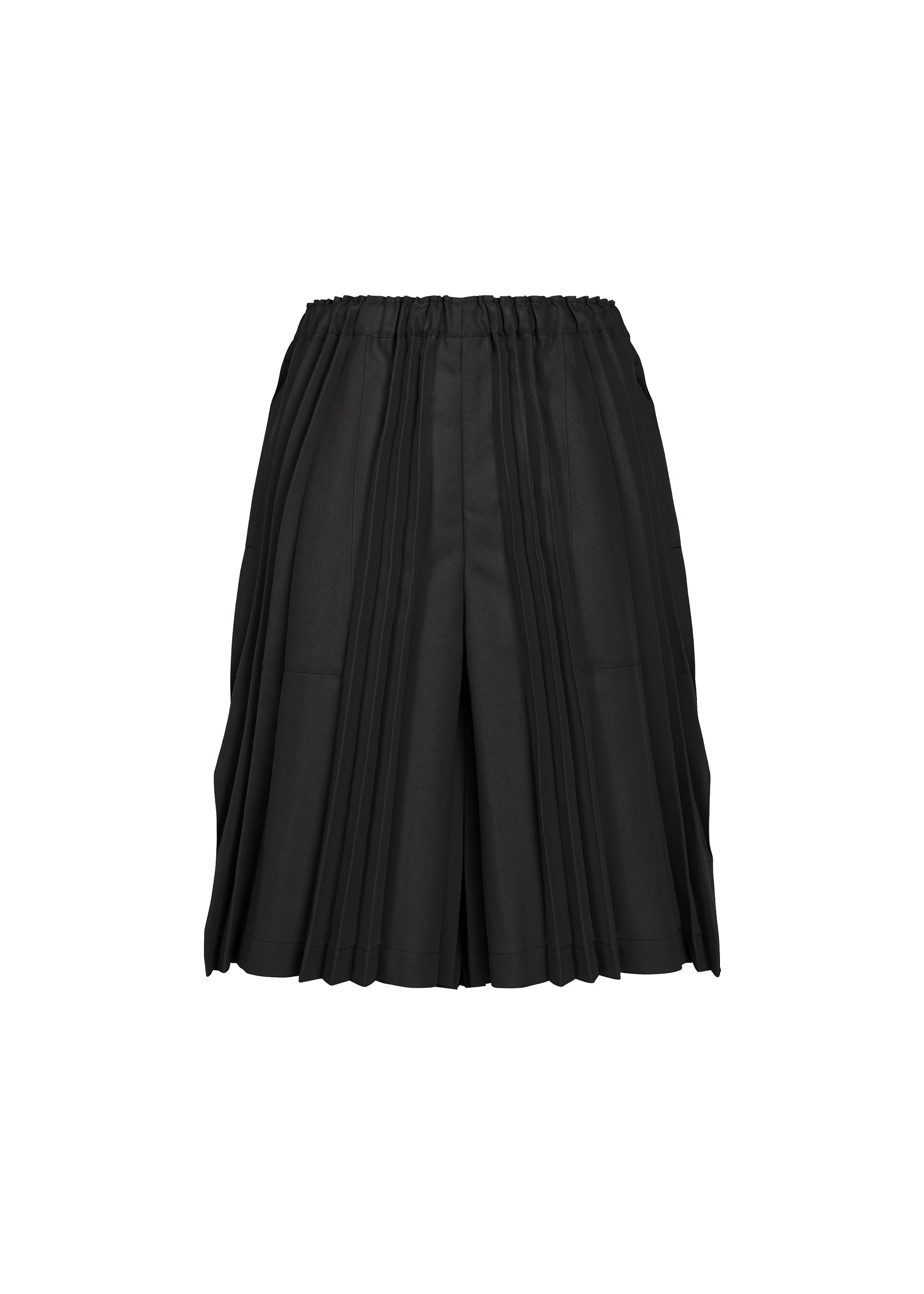 Zoomed view The TOWER PLEATS BOTTOM by me ISSEY MIYAKE is a pair of black handmade shorts with an elastic waistband, shown against a plain white background. These women’s shorts feature vertical accordion pleats for a structured yet relaxed look. - BLACK （no.15）