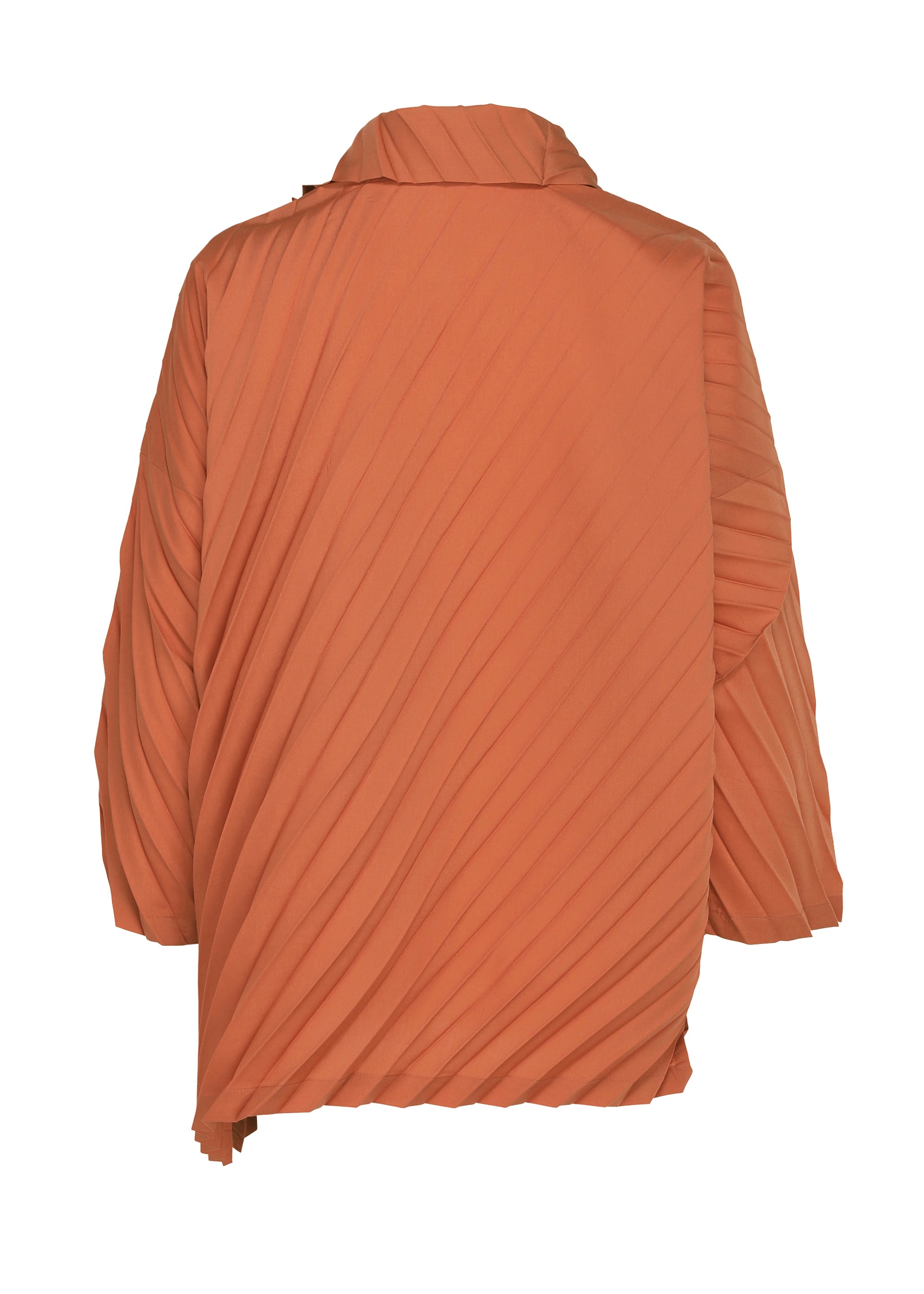 Zoomed view Back view of the ANGLE PLEATS SHIRT by me ISSEY MIYAKE in orange, featuring long sleeves, a wide collar, and a pleated diagonal ribbed texture. The fabric offers a structured yet flowy appearance, making this shirt a versatile option for various occasions.