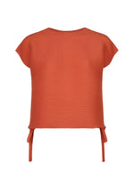 SQUARE STRETCH PLEATS short-sleeved, ribbed orange round-neck top by me ISSEY MIYAKE, featuring side ties and an adjustable silhouette, displayed on a plain white background. - VERMILION （no.34）
