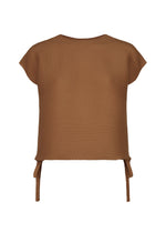 The SQUARE STRETCH PLEATS by me ISSEY MIYAKE is a brown, short-sleeved ribbed knit top with a loose fit. Featuring a round neckline and crafted from a stretchy fabric, this piece includes two adjustable ties at the hem on each side for a customizable silhouette. The garment is displayed on a plain white background. - BROWN （no.44）