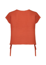 The “SQUARE STRETCH PLEATS” top by me ISSEY MIYAKE is a sleeveless, textured orange piece featuring stretch pleats, a straight hem, and two long side straps, shown against a white background.