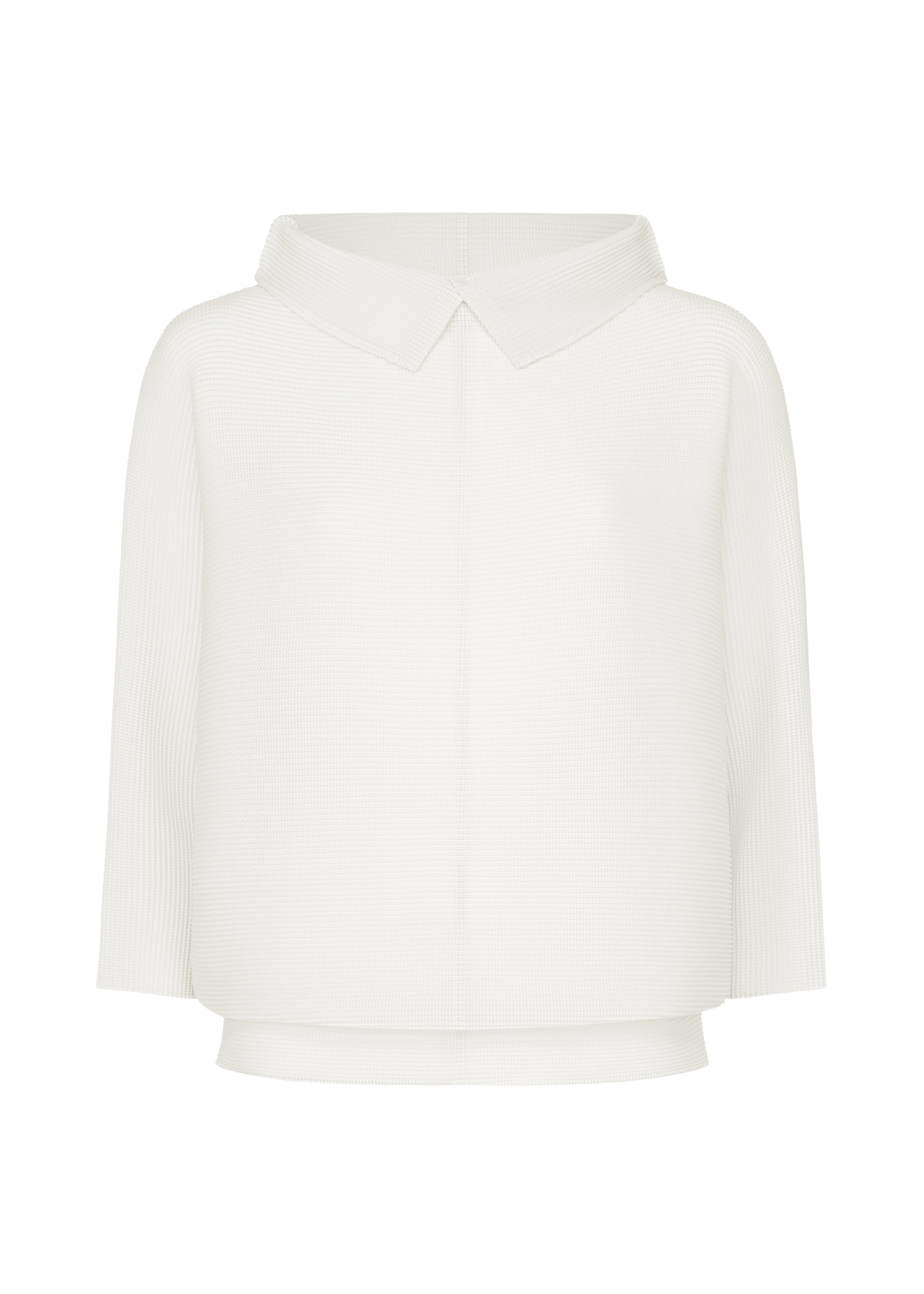 Zoomed view The DOLMAN STRETCH PLEATS 1 by me ISSEY MIYAKE is a white knit top with a collar, dolman sleeves, subtle textured pattern, straight hem, and relaxed fit, shown on a plain background. - WHITE （no.01）