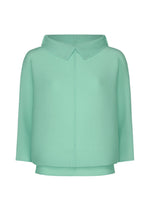 The DOLMAN STRETCH PLEATS 1 top by me ISSEY MIYAKE features light green stretch pleats, dolman sleeves, a pointed collar, and a straight hem, shown on a white background. - SKY BLUE （no.70）