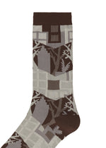 Introducing the BUILDING SOCKS by me ISSEY MIYAKE—these brown and gray socks showcase an abstract geometric pattern inspired by both nature and cityscapes, with shapes reminiscent of leaves and trees arranged in a dynamic, repeating design. Perfect for those who appreciate the harmony between urban living and the outdoors, these socks add a touch of nature-inspired city style to your everyday wardrobe.