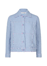 The CAULIFLOWER COLOR 1 jacket by me ISSEY MIYAKE is light blue cotton with textured fabric, a collar, long sleeves, large front buttons, and pink stitching that outlines square patterns on the front. - FOGGY BLUE （no.71）
