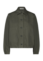 A garment-dyed PINA CLOTH jacket by me ISSEY MIYAKE in plain olive green, featuring a collar, two front pockets, and an elastic waistband. - DARK GREEN （no.67）