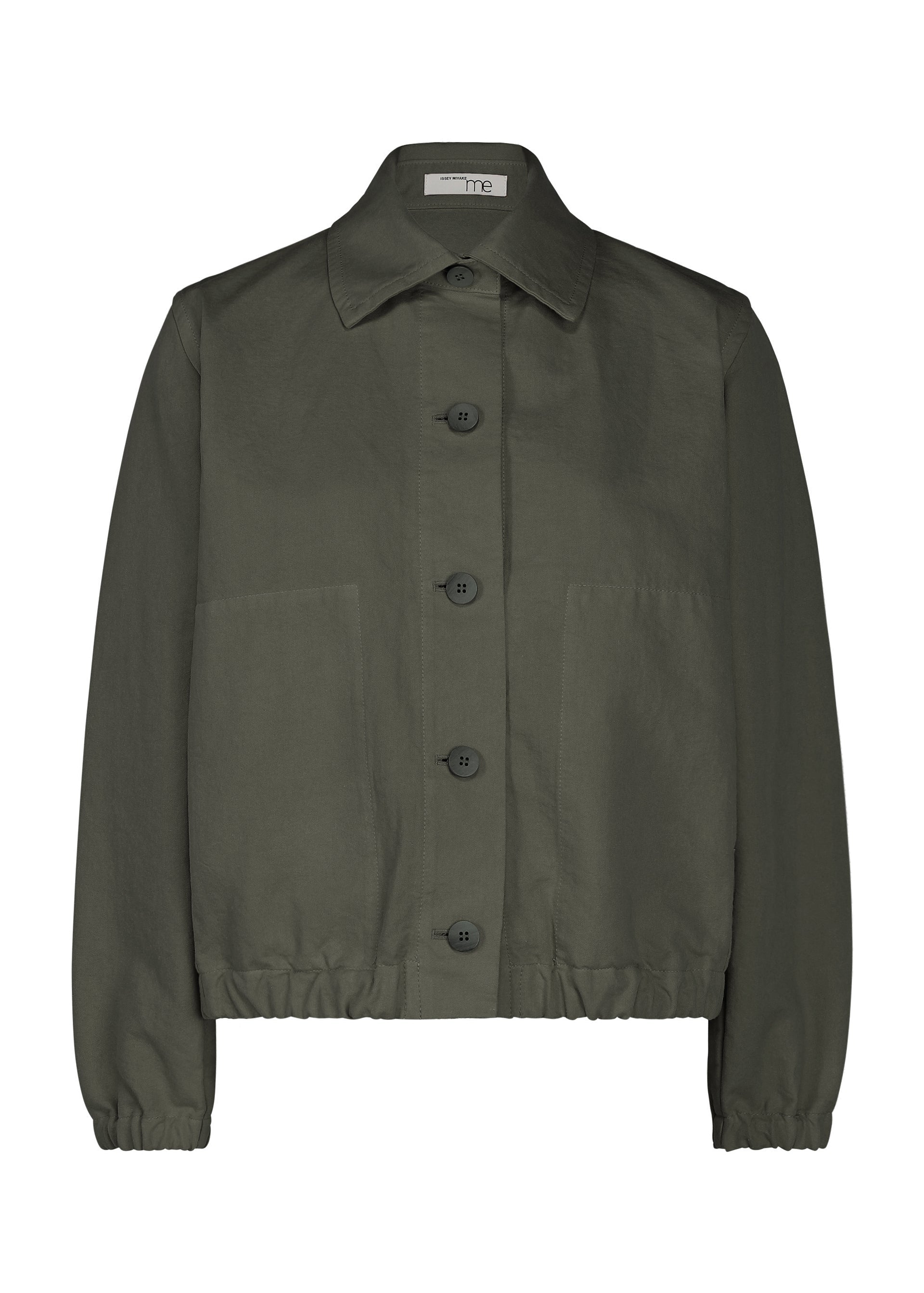 Zoomed view A garment-dyed PINA CLOTH jacket by me ISSEY MIYAKE in plain olive green, featuring a collar, two front pockets, and an elastic waistband. - DARK GREEN （no.67）
