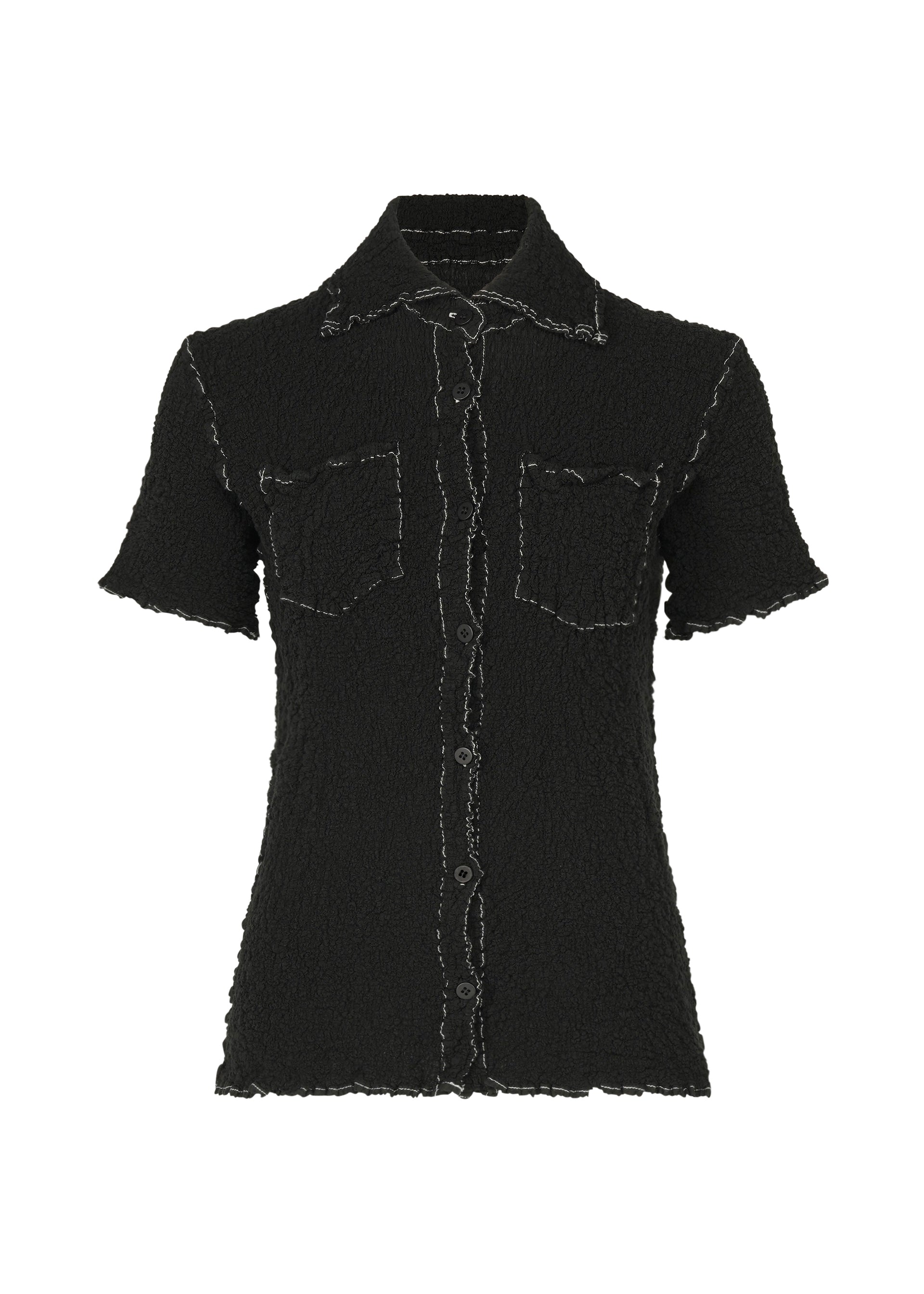 Zoomed view The CAULIFLOWER COLOR 1 by me ISSEY MIYAKE is a black cotton short-sleeved top featuring a collared neckline, two chest pockets, and visible white contrast stitching along the seams, collar, hem, and pocket edges. - BLACK （no.15）