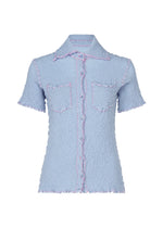 The CAULIFLOWER COLOR 1 by me ISSEY MIYAKE is a light blue cotton short-sleeved top featuring a textured button-up design, two front pockets, and pink stitching on the seams, collar, cuffs, and edges. - FOGGY BLUE （no.71）
