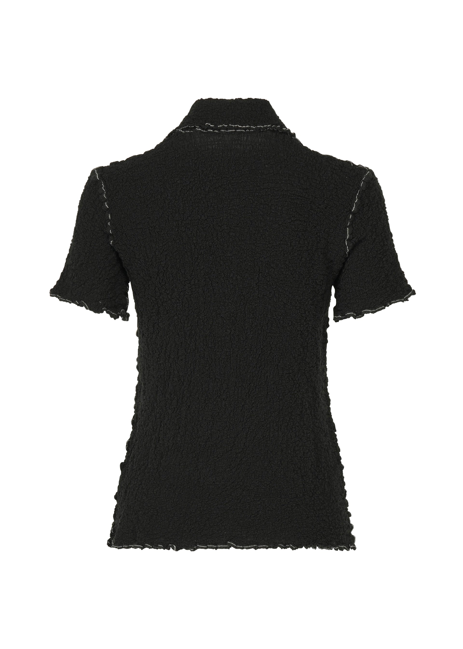 Zoomed view Back view of the CAULIFLOWER COLOR 1 black cotton top by me ISSEY MIYAKE, featuring visible seam stitching and a crinkled texture. The short sleeves, hem, and collar tips have light ruffles for added detail.