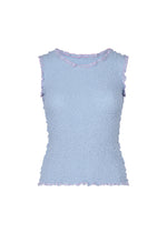The CAULIFLOWER COLOR 1 by me ISSEY MIYAKE is a sleeveless, light blue textured cotton top featuring a fitted shape and wavy pastel pink-stitched trim at the collar, armholes, and hem, displayed on a plain white background. - FOGGY BLUE （no.71）