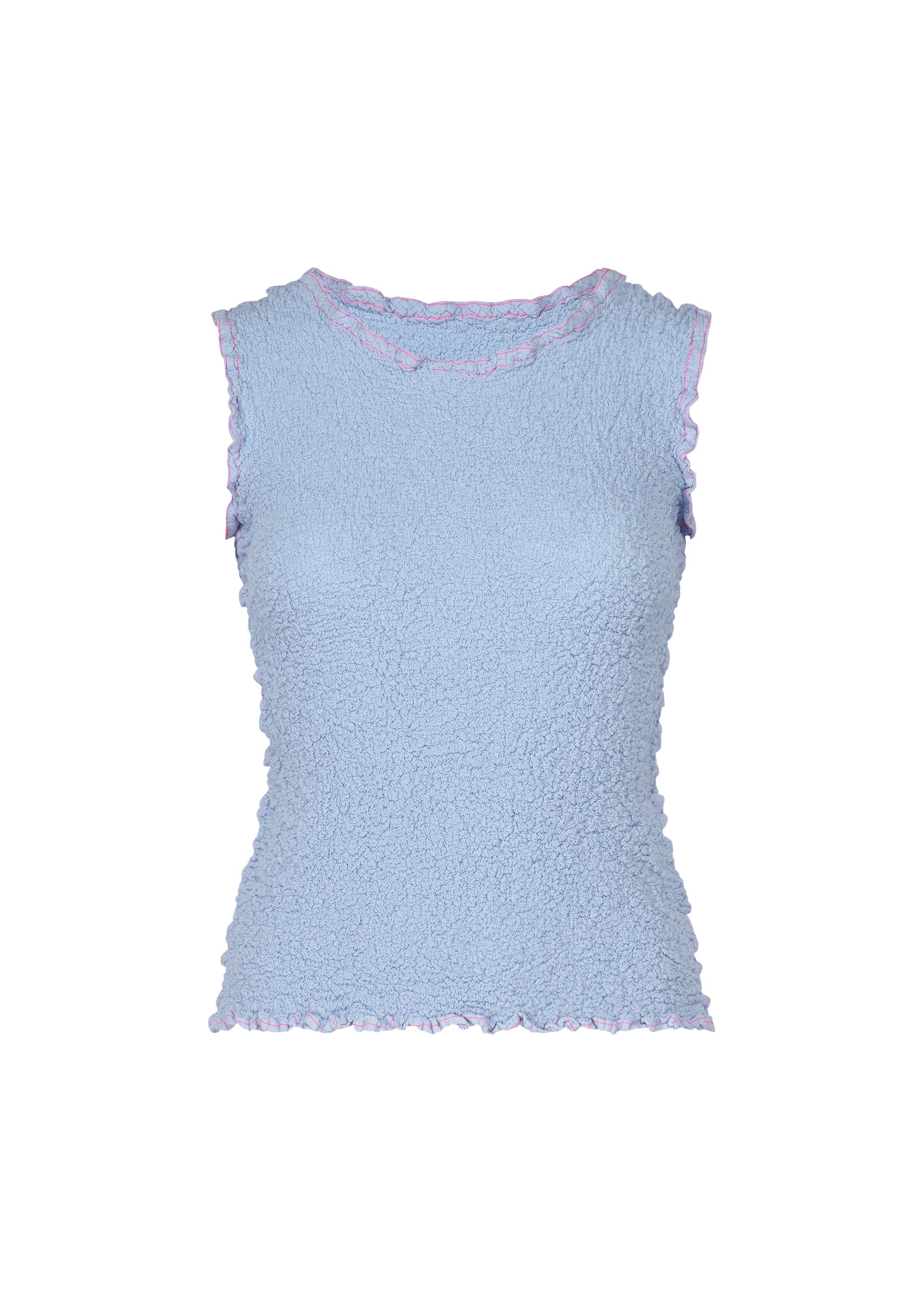 Zoomed view The CAULIFLOWER COLOR 1 by me ISSEY MIYAKE is a sleeveless, light blue textured cotton top featuring a fitted shape and wavy pastel pink-stitched trim at the collar, armholes, and hem, displayed on a plain white background. - FOGGY BLUE （no.71）