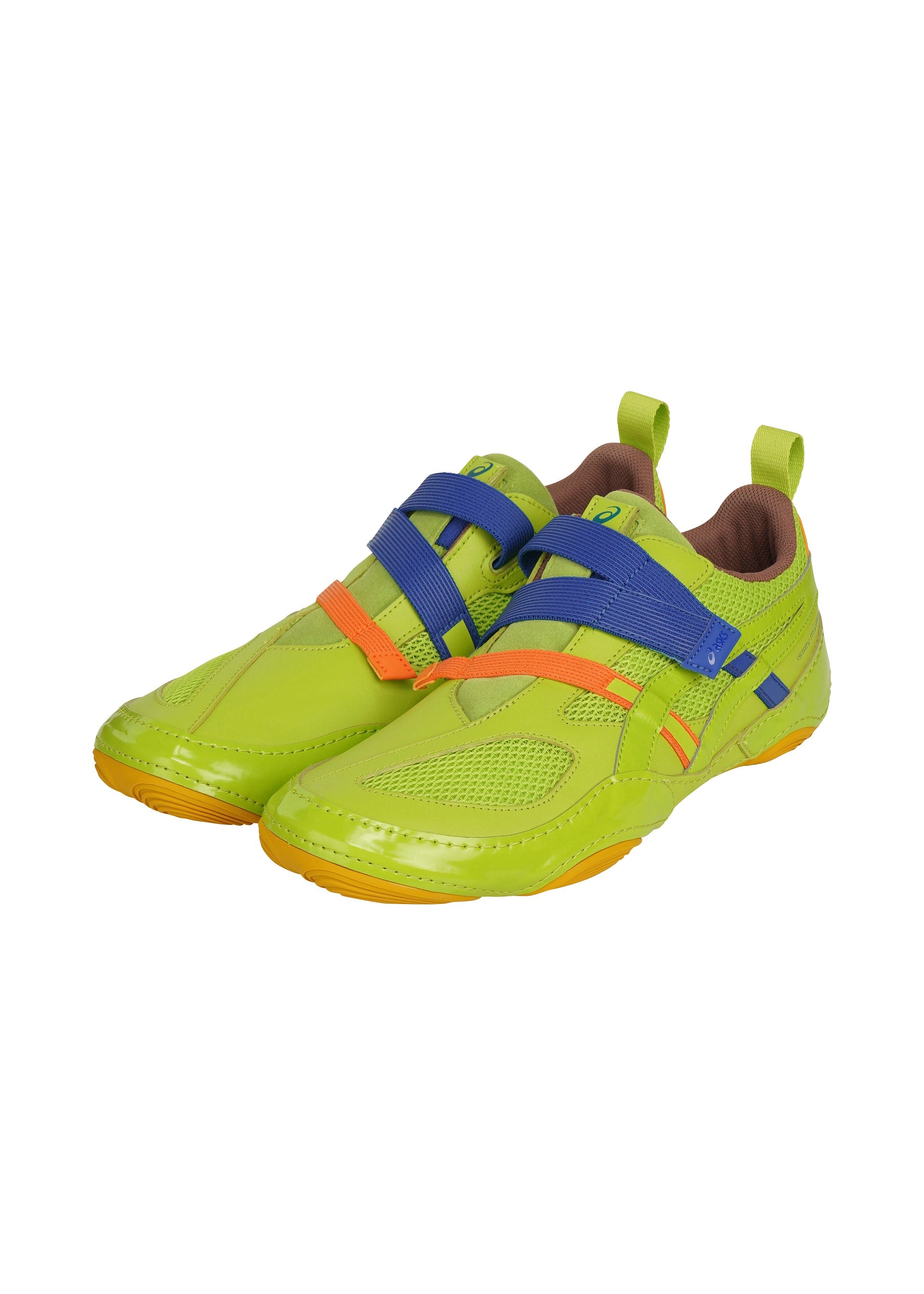 Zoomed view A pair of HYPER TAPING sneakers by ISSEY MIYAKE FOOT in bright green, featuring blue and orange straps, yellow soles, and a brown inner lining, displayed on a white background. - GREEN （no.61）