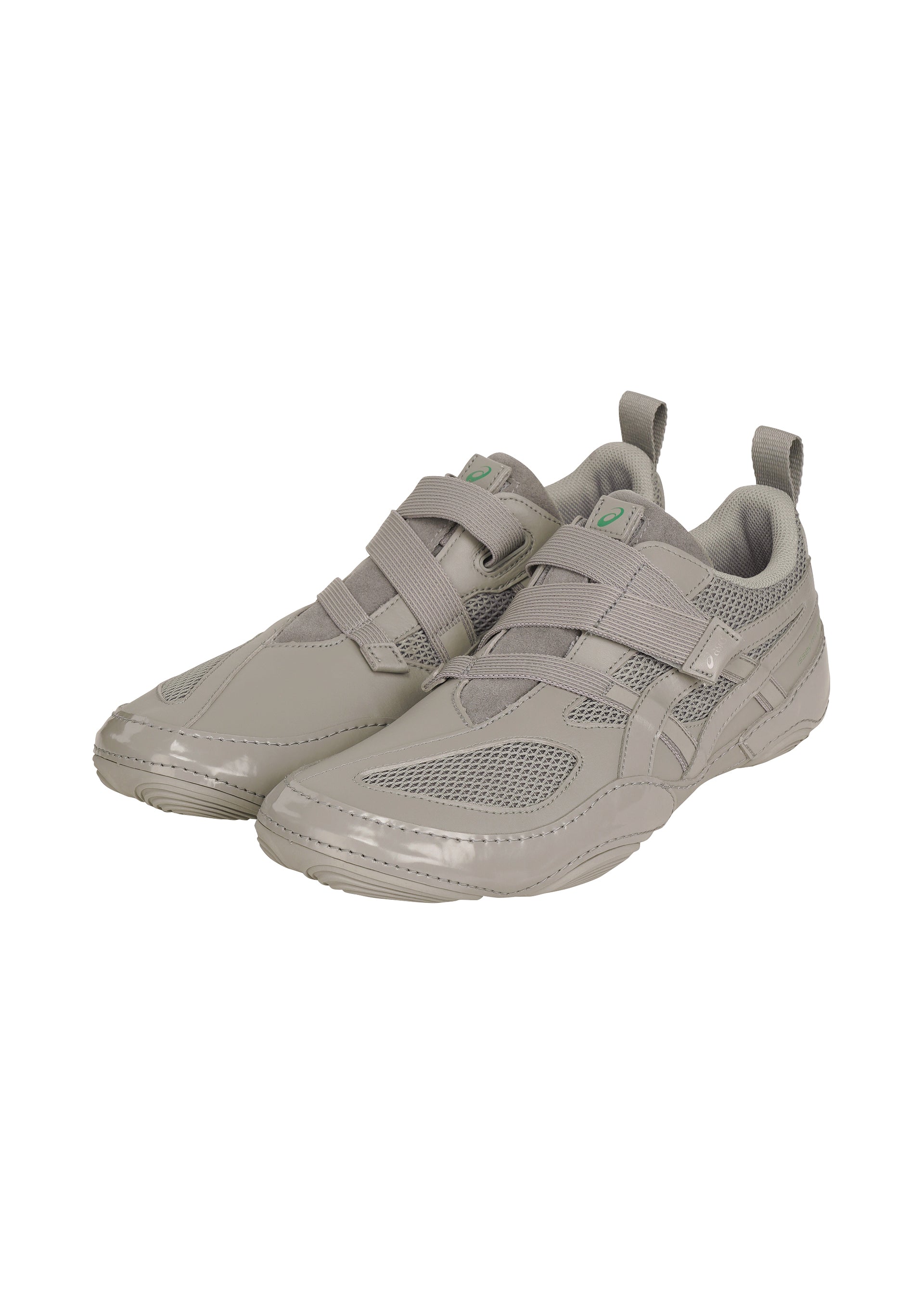Zoomed view A pair of light gray HYPER TAPING sneakers by ISSEY MIYAKE FOOT with mesh panels, Velcro straps, and pull tabs on the tongue and heel, shown from a front angle. - GRAY （no.12）