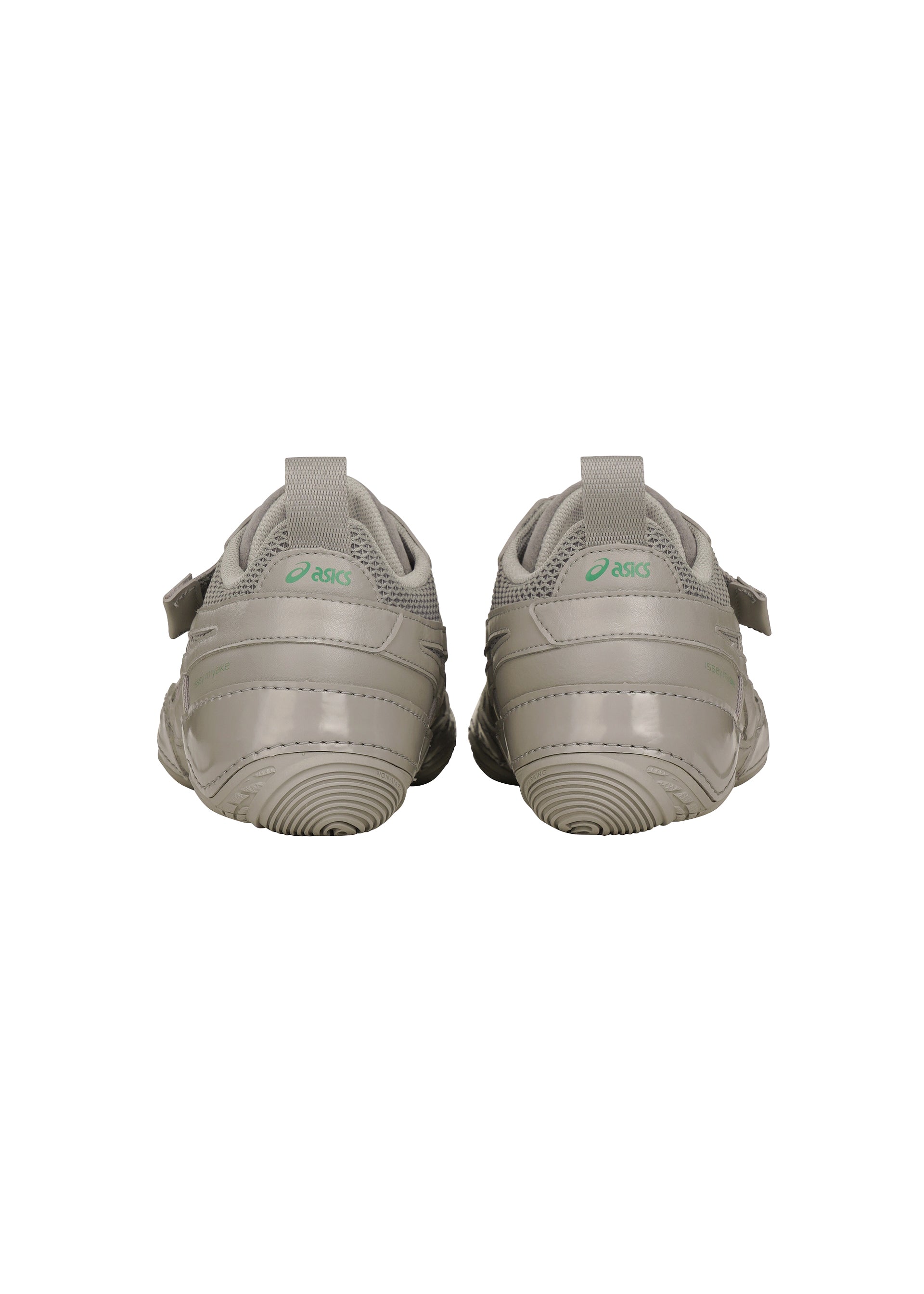 Zoomed view A pair of light gray HYPER TAPING sneakers by ISSEY MIYAKE FOOT seen from the back, with green heel logos and pull tabs that recall athletic taping—a signature ISSEY MIYAKE FOOT-inspired detail.