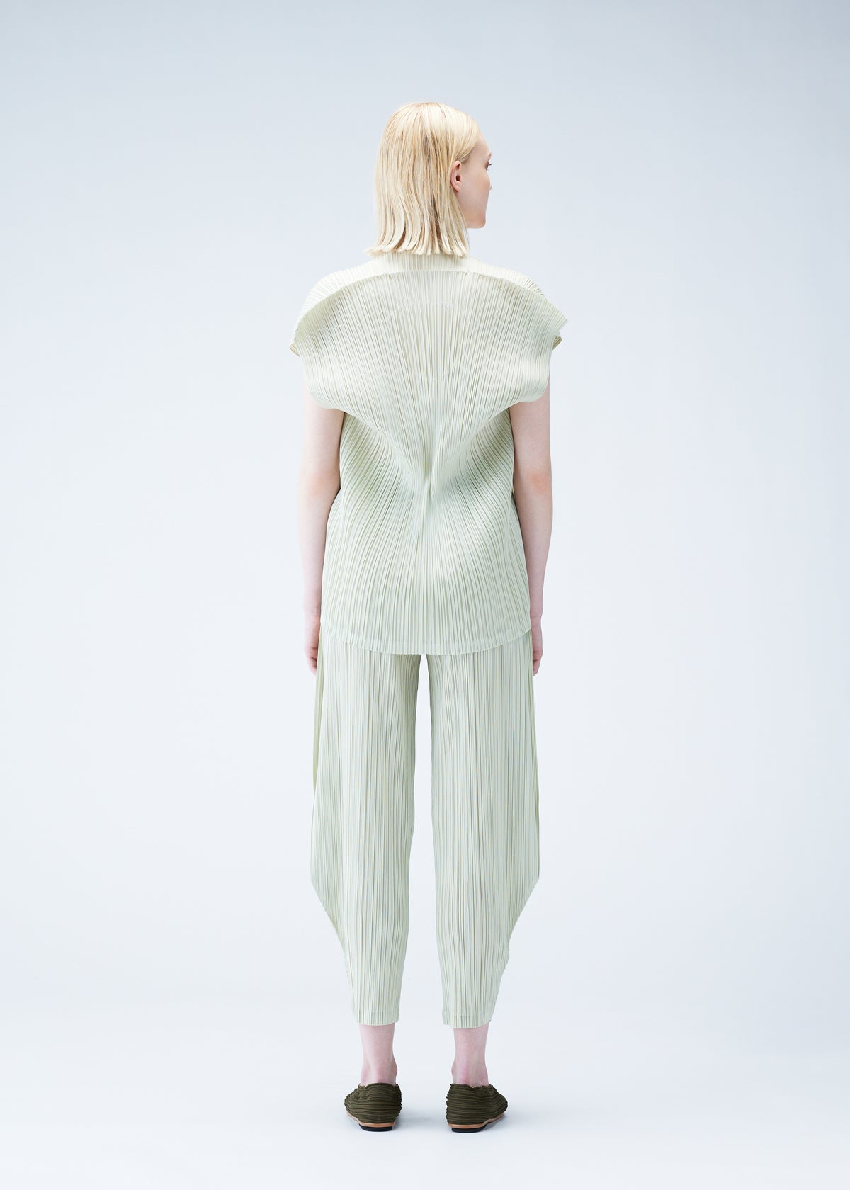 ARTICHOKE PANTS – ISSEY MIYAKE ONLINE STORE