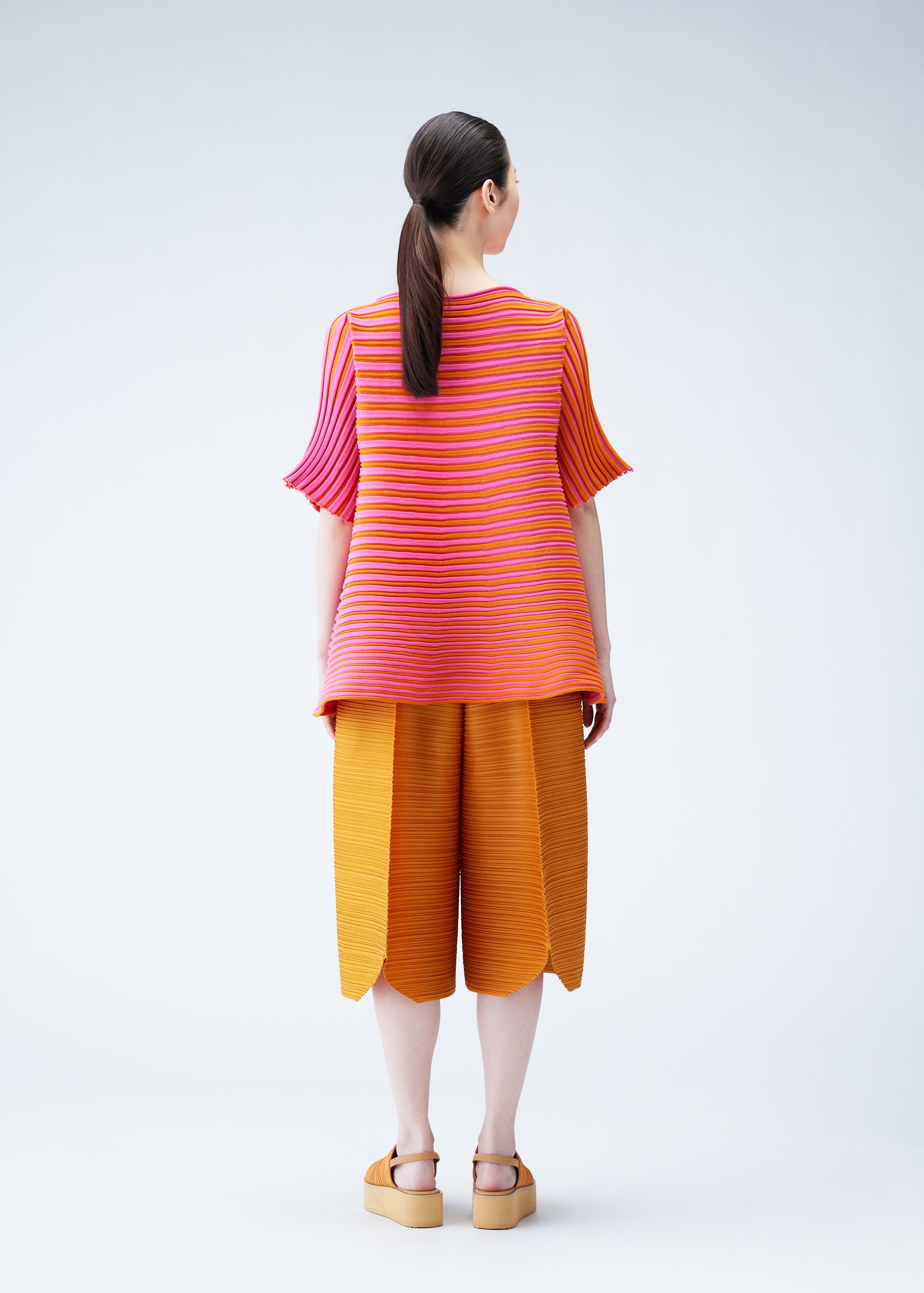 BOUNCE KNIT TOP – ISSEY MIYAKE ONLINE STORE