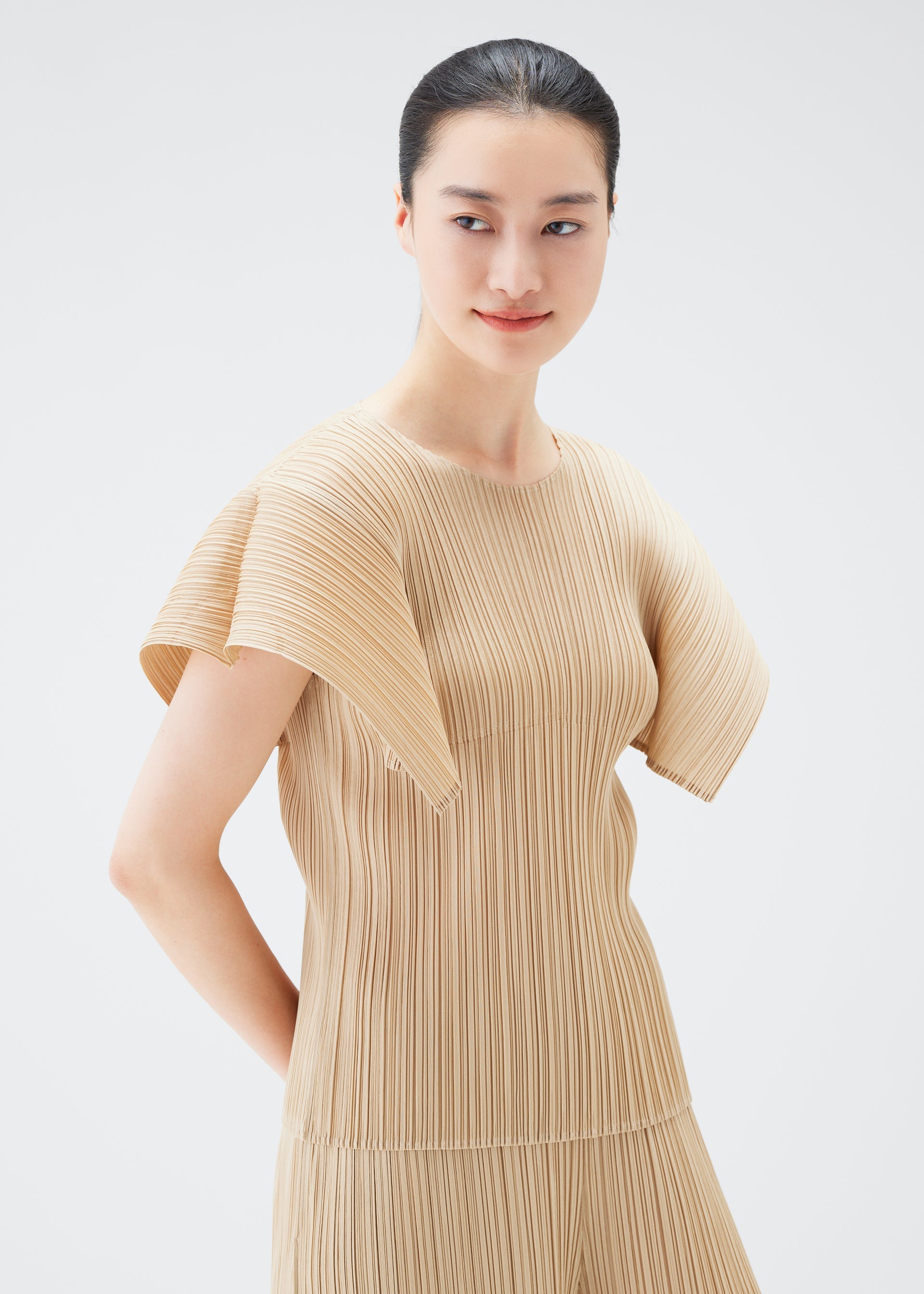 MONTHLY COLORS : AUGUST TOP – ISSEY MIYAKE ONLINE STORE