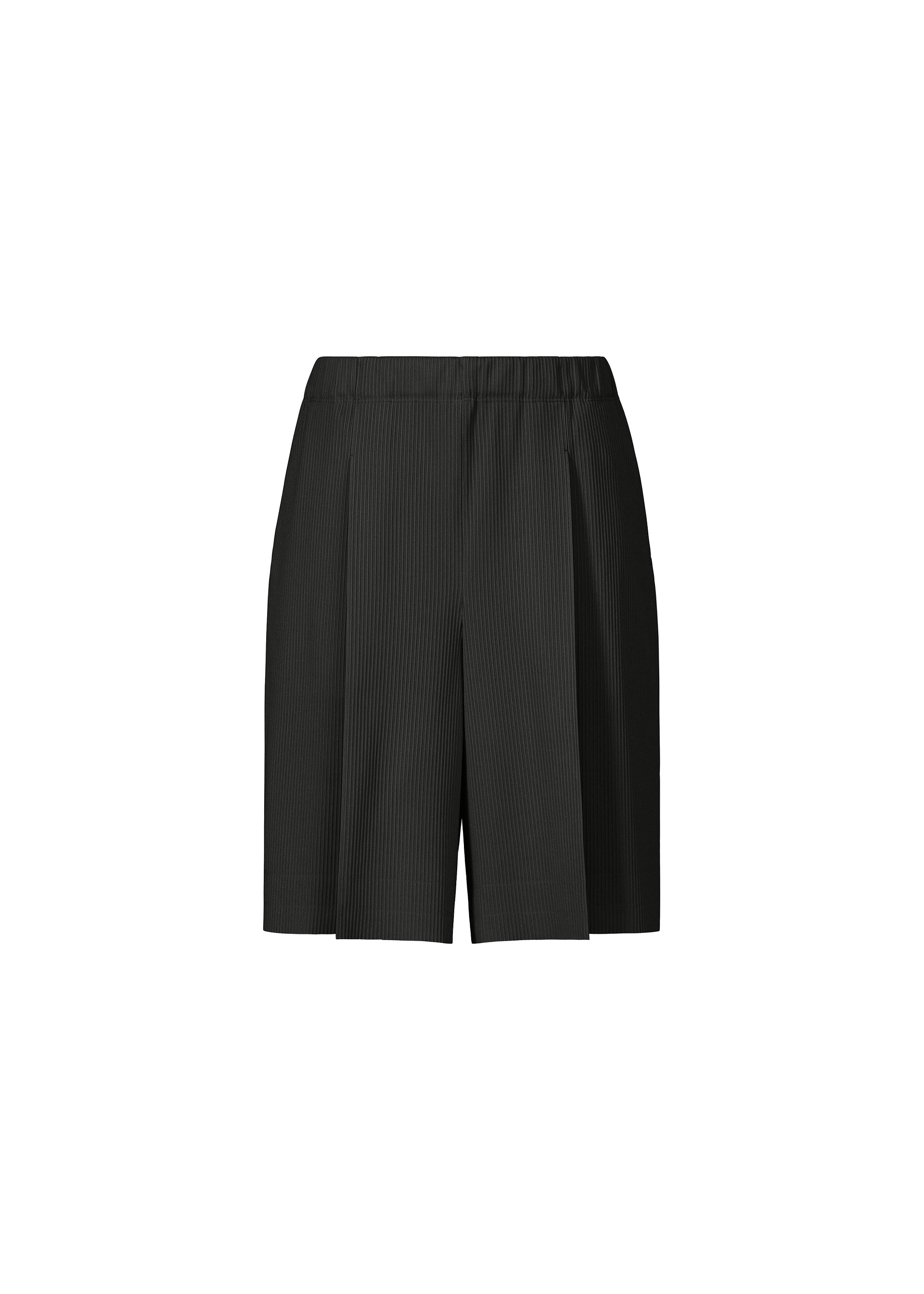 Zoomed view The A-POC BOTTOMS by PLEATS PLEASE ISSEY MIYAKE are black knee-length shorts with distinct pleats and an elastic waistband, displayed on a plain white background. - BLACK （no.15）