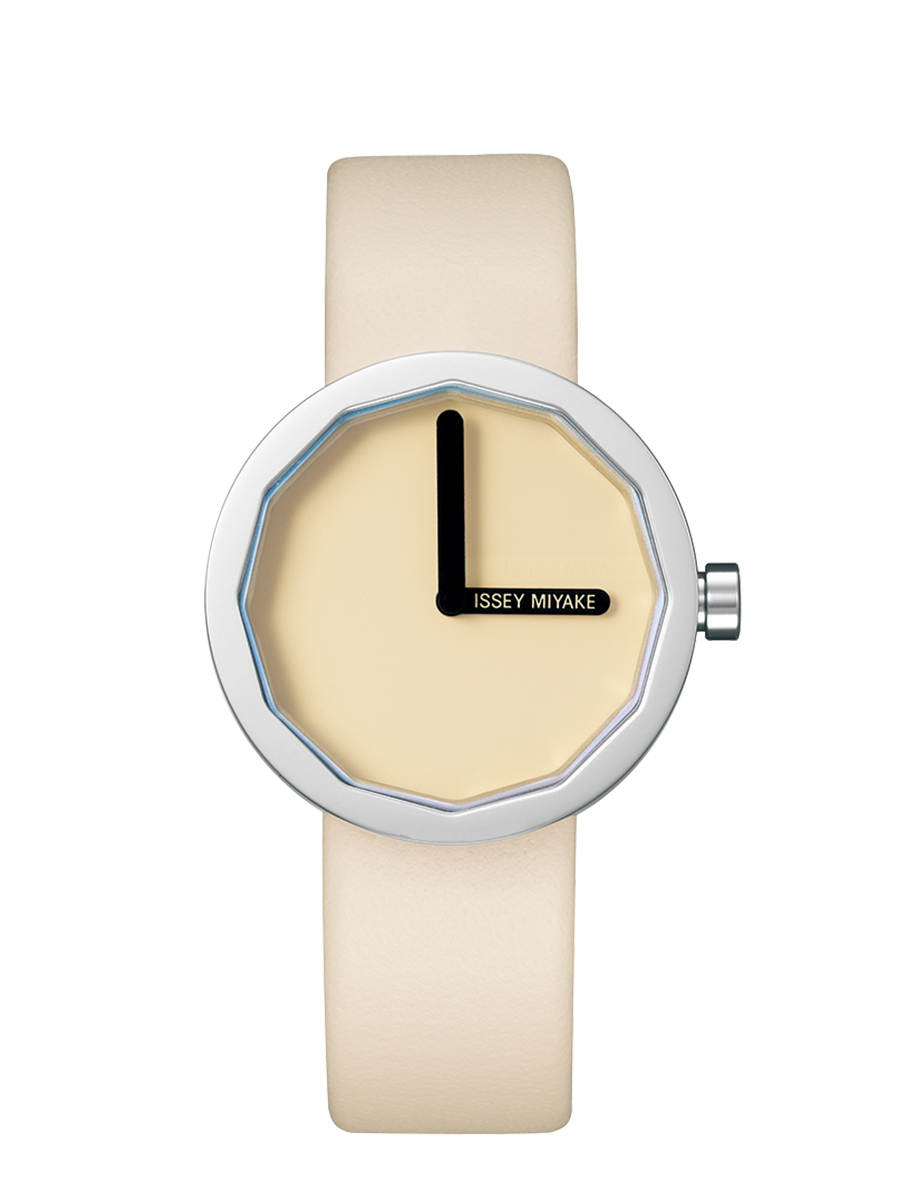 Zoomed view The ISSEY MIYAKE WATCH TWELVE, designed by Naoto Fukasawa, features a minimalist cream dial, silver octagonal case, light beige strap, black hour and minute hands, and the ISSEY MIYAKE logo near 3 o’clock. - BEIGE （no.01）